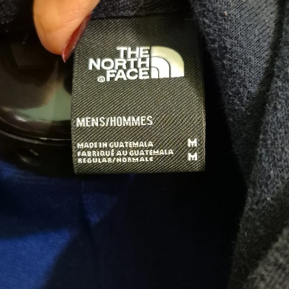 The Northface Mens SzM. Black Hoodie: Kangaroo Pocket.(#1585)